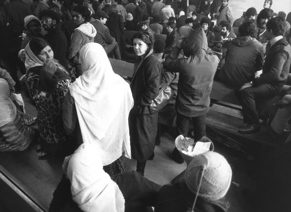Asylanten warten auf die Auszahlung ihrer Sozialhilfe, West-Berlin  (1982)